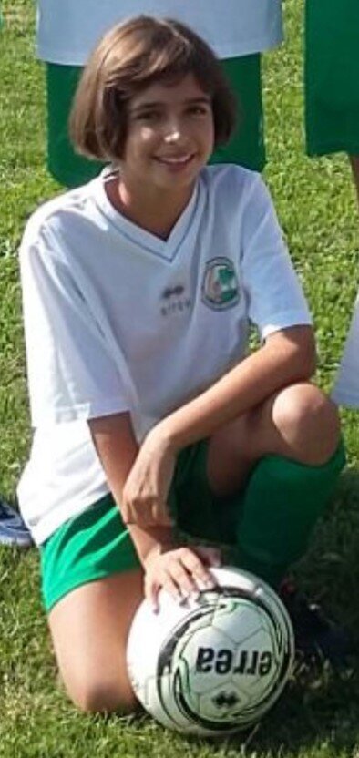 Arianna giovane con il pallone da calcio